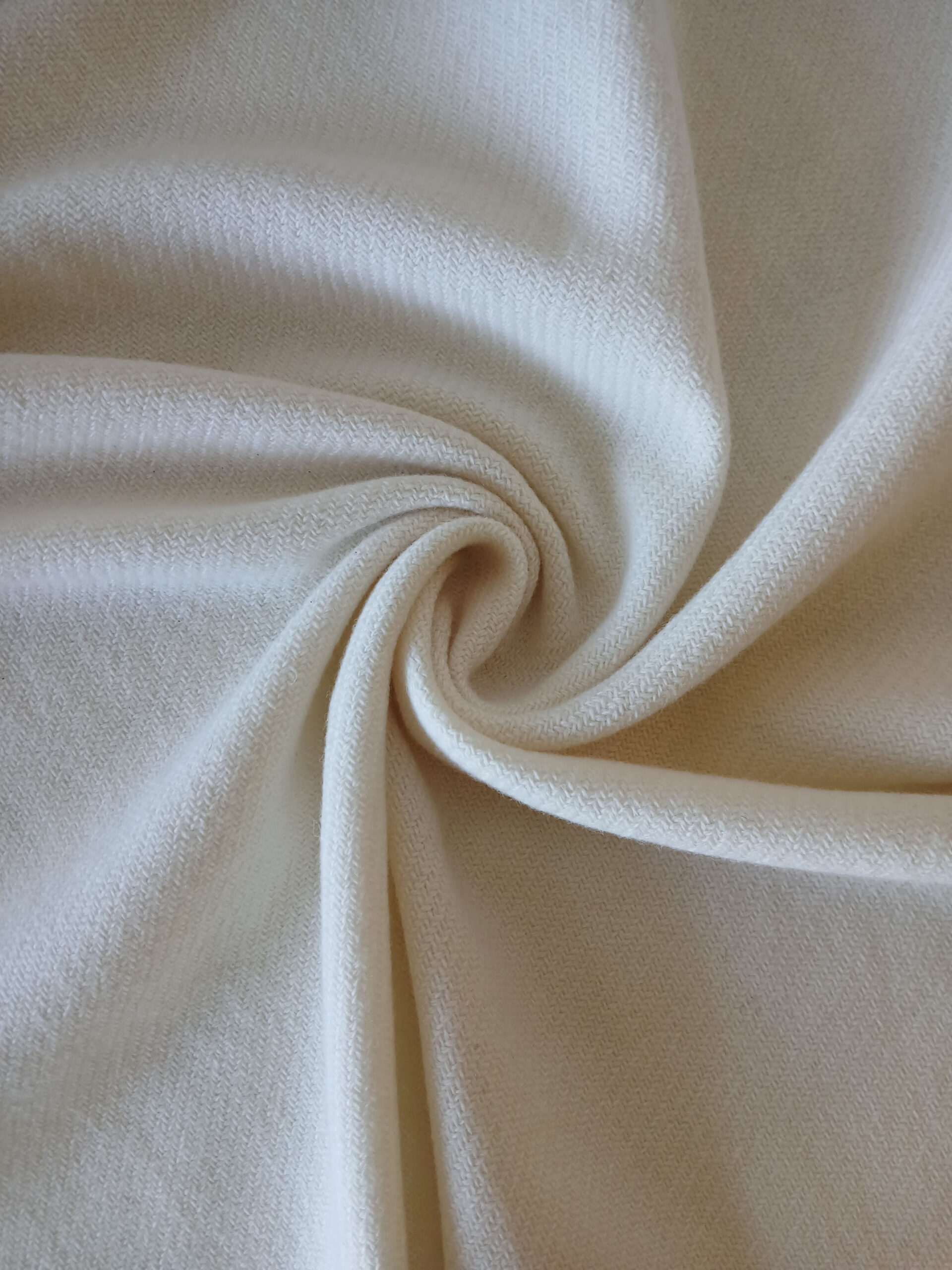 tissu en laine française écrue tissé dans les Pyrénées-Orientales , prêt à teindre tissu en laine française écrue tissé dans les Pyrénées-Orientales , prêt à teindre