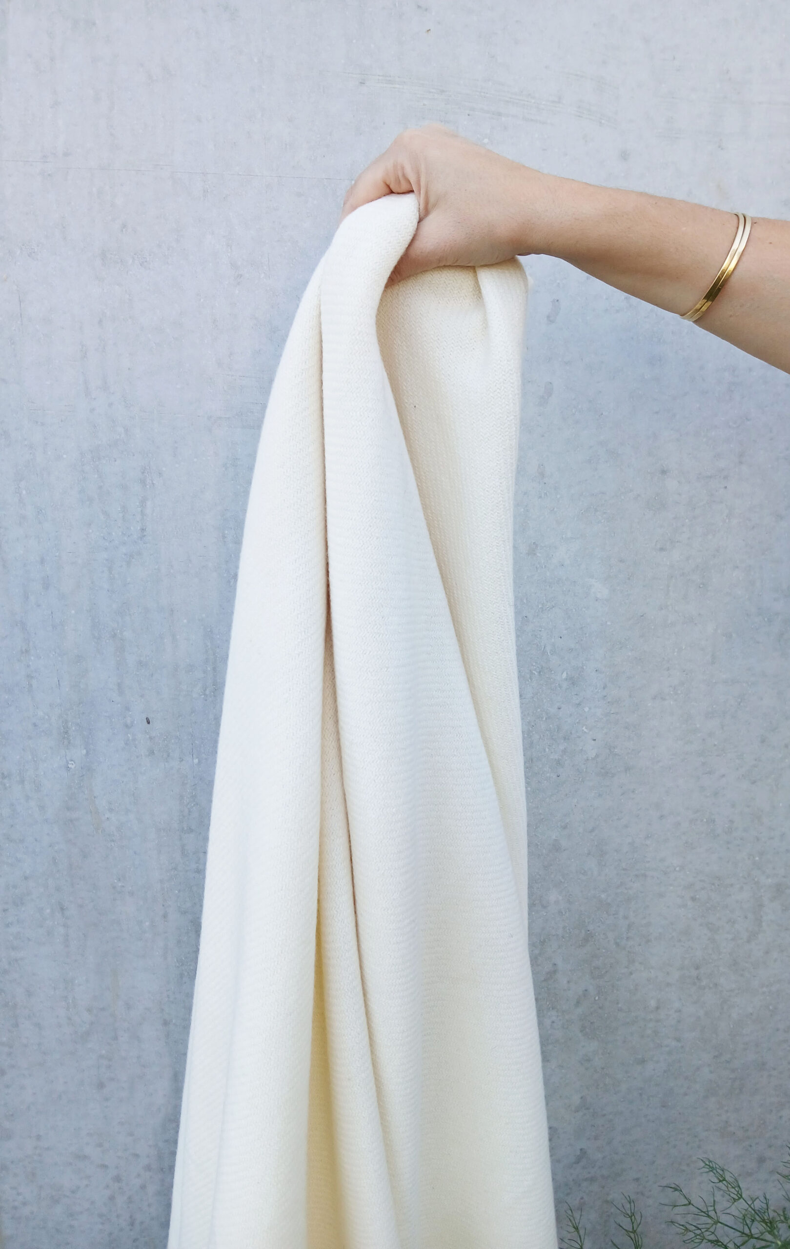 tissu en laine française écrue tissé dans les Pyrénées-Orientales , prêt à teindre tissu en laine française écrue tissé dans les Pyrénées-Orientales , prêt à teindre