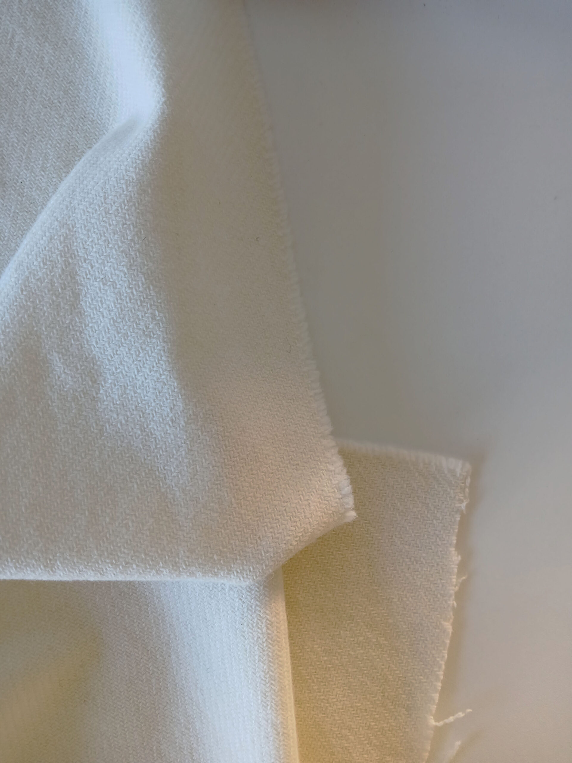 tissu en laine française écrue tissé dans les Pyrénées-Orientales , prêt à teindre tissu en laine française écrue tissé dans les Pyrénées-Orientales , prêt à teindre