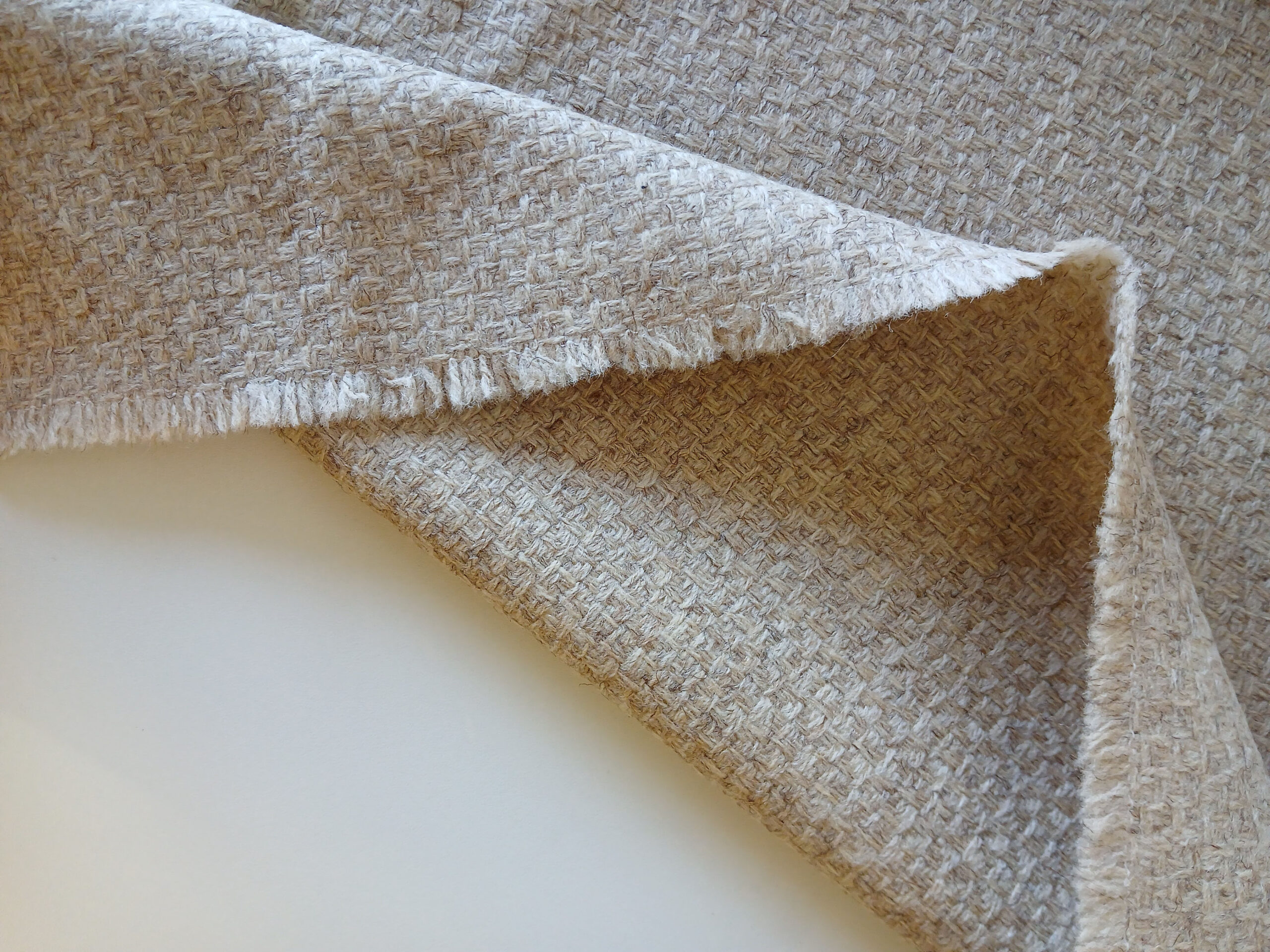 Tissu en laine française tissé dans les Pyrénées Orientales Tissu en laine française tissé dans les Pyrénées Orientales