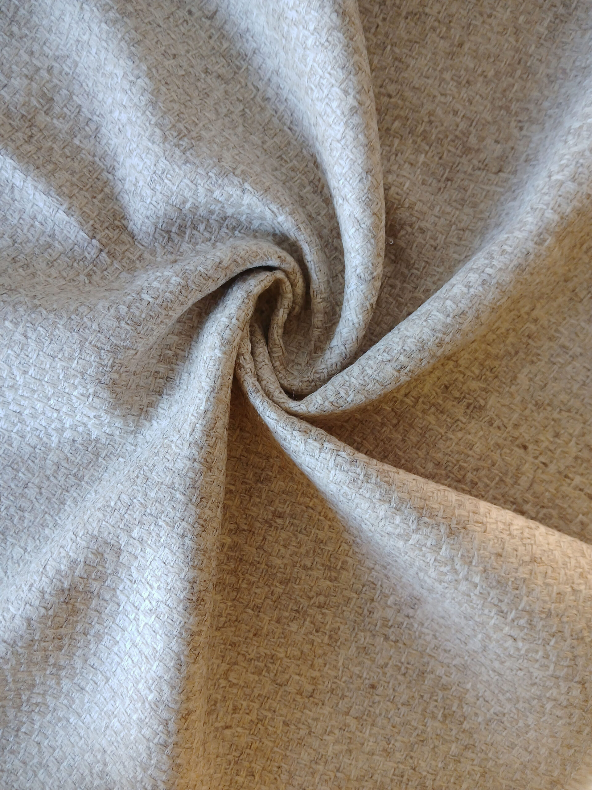 Tissu en laine française tissé dans les Pyrénées Orientales Tissu en laine française tissé dans les Pyrénées Orientales