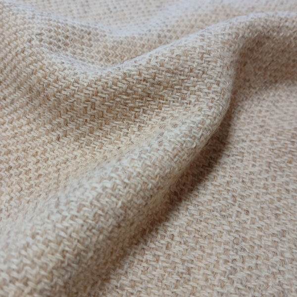 Laine françaises tissée dans le 66, dominante Rouge du Roussillon, elle porte une très légère teinte rouge et sable