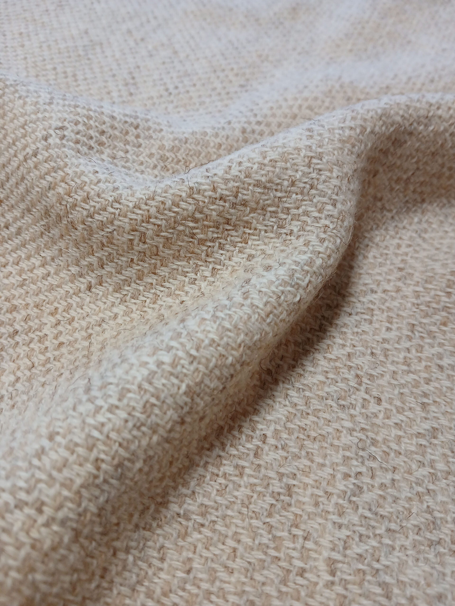 Caramel Laine française 1 Laine françaises tissée dans le 66, dominante Rouge du Roussillon, elle porte une très légère teinte rouge et sable