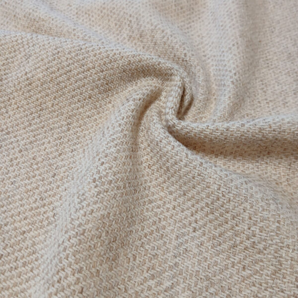 Laine françaises tissée dans le 66, dominante Rouge du Roussillon, elle porte une très légère teinte rouge et sable