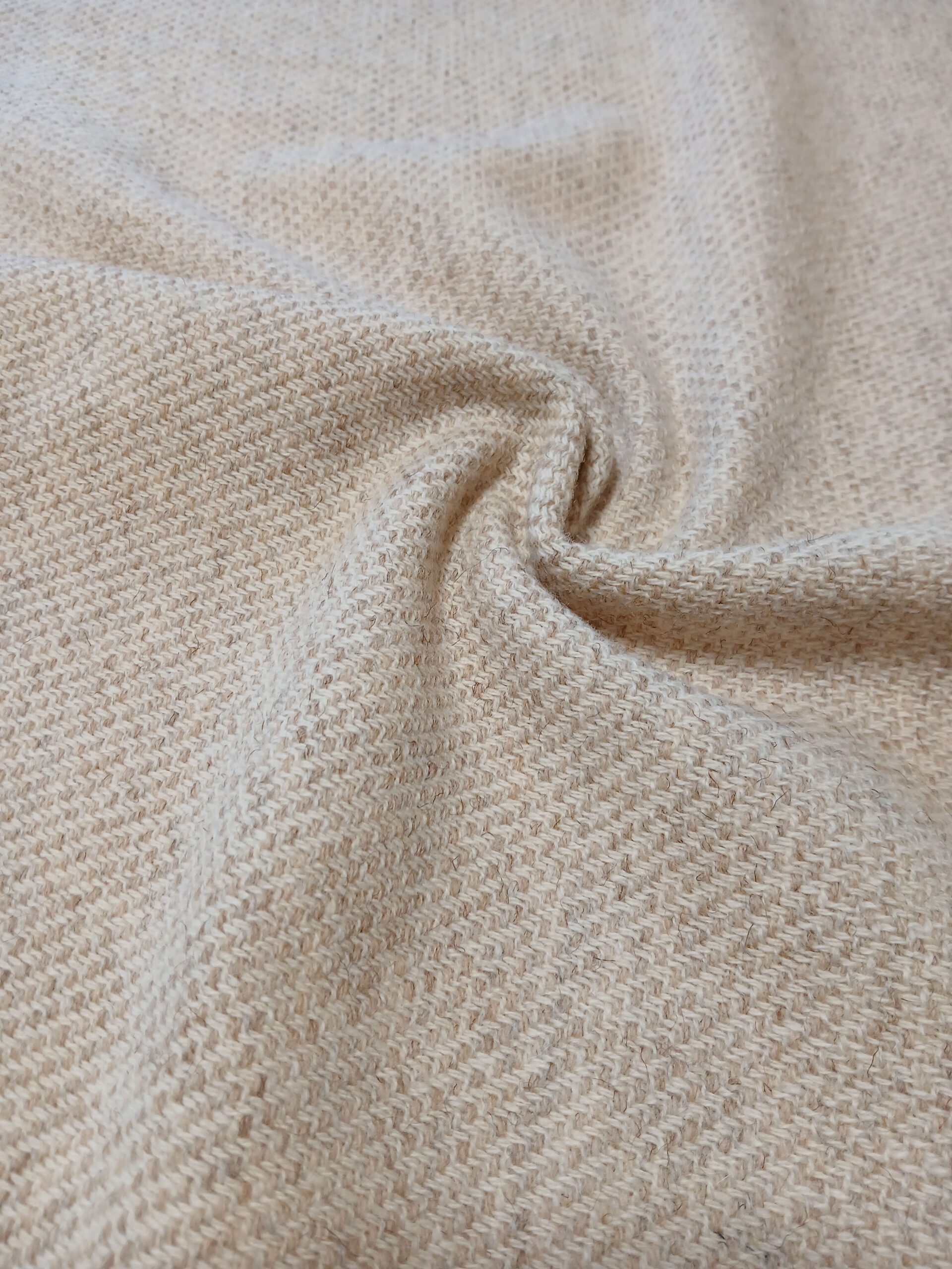 Caramel Laine française 2 Laine françaises tissée dans le 66, dominante Rouge du Roussillon, elle porte une très légère teinte rouge et sable