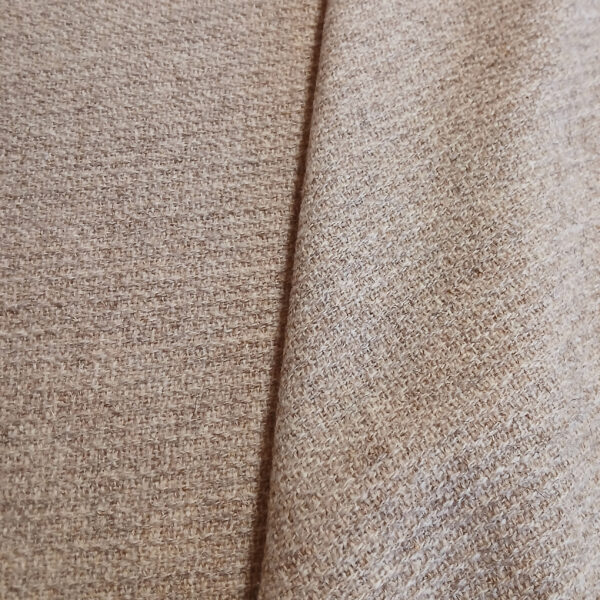 Laine françaises tissée dans le 66, dominante Rouge du Roussillon, elle porte une très légère teinte rouge et brune.