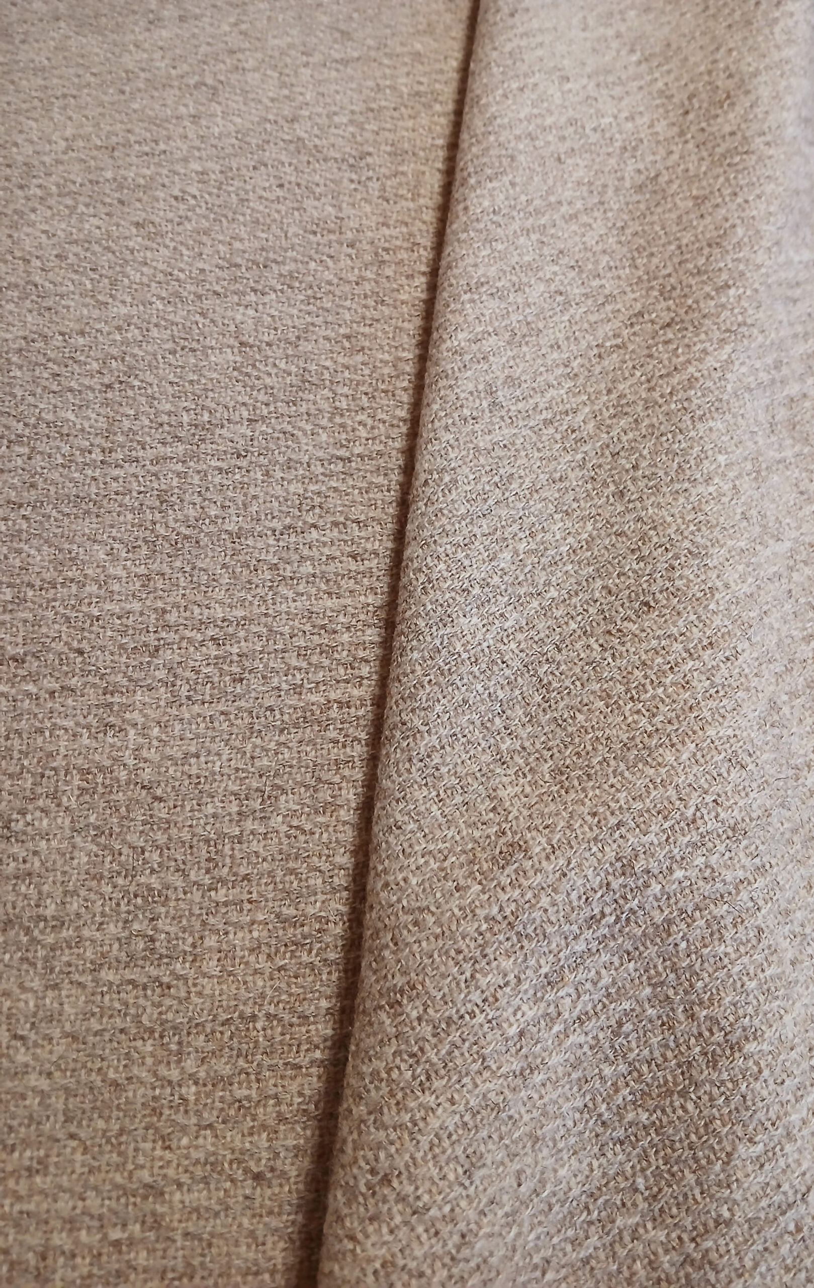 Siréne Acajou 1 Laine françaises tissée dans le 66, dominante Rouge du Roussillon, elle porte une très légère teinte rouge et brune.